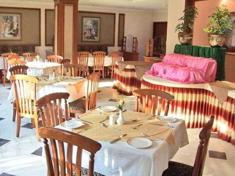 Comfort Inn Sunset Ahmedabad Restaurant bilde